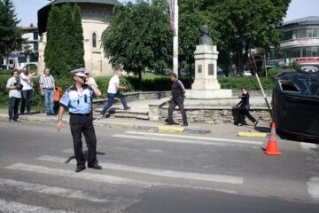 S-a răsturnat cu un Mercedes ML în sensul giratoriu de la fostul Cinema Modern