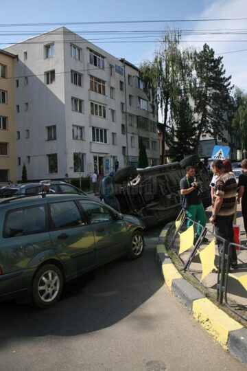 S-a răsturnat cu un Mercedes ML în sensul giratoriu de la fostul Cinema Modern