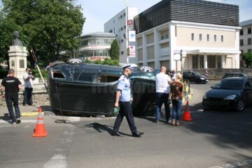 S-a răsturnat cu un Mercedes ML în sensul giratoriu de la fostul Cinema Modern