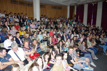Sceneta “Lapte de păpădie”, în interpretarea voluntarilor de la Salvați Copiii Suceava, pe scena suceveană