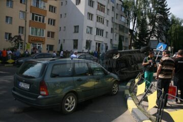 S-a răsturnat cu un Mercedes ML în sensul giratoriu de la fostul Cinema Modern