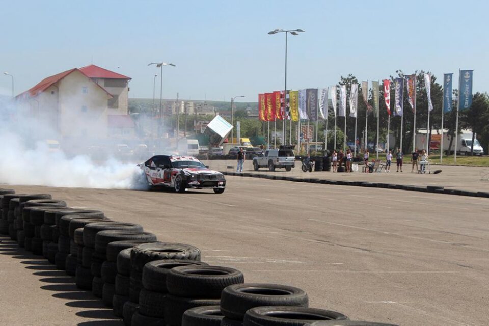 Mașini tunate, fum și adrenalină în parcarea SCS, care găzduiește Campionatul Național de Drift