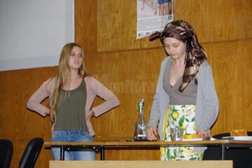 Sceneta “Lapte de păpădie”, în interpretarea voluntarilor de la Salvați Copiii Suceava, pe scena suceveană