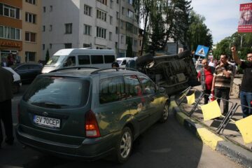 S-a răsturnat cu un Mercedes ML în sensul giratoriu de la fostul Cinema Modern