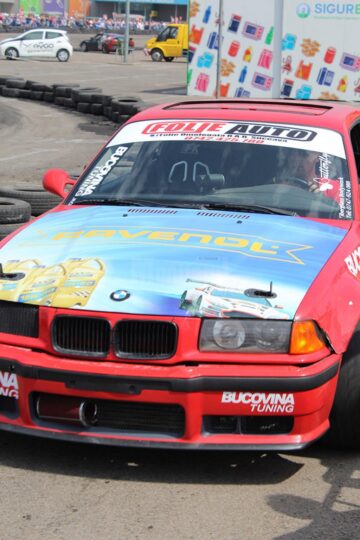 Manevre periculoase, mașini tunate, fum și adrenalină, în prima etapă a Campionatului Național de Drift