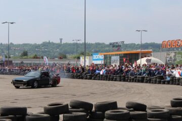 Manevre periculoase, mașini tunate, fum și adrenalină, în prima etapă a Campionatului Național de Drift