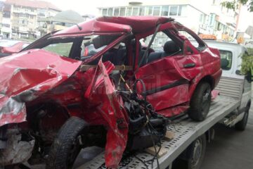 Ce a mai rămas din mașina Ford condusă de tânără