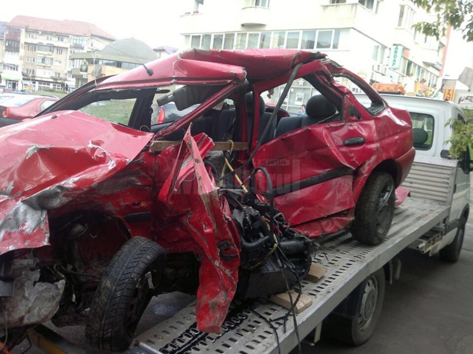 Ce a mai rămas din mașina Ford condusă de tânără