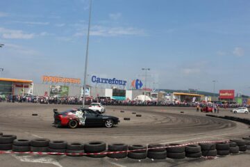Manevre periculoase, mașini tunate, fum și adrenalină, în prima etapă a Campionatului Național de Drift