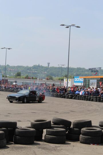 Manevre periculoase, mașini tunate, fum și adrenalină, în prima etapă a Campionatului Național de Drift