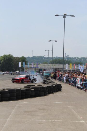 Manevre periculoase, mașini tunate, fum și adrenalină, în prima etapă a Campionatului Național de Drift