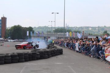 Manevre periculoase, mașini tunate, fum și adrenalină, în prima etapă a Campionatului Național de Drift
