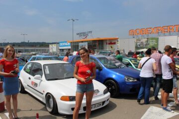 Manevre periculoase, mașini tunate, fum și adrenalină, în prima etapă a Campionatului Național de Drift