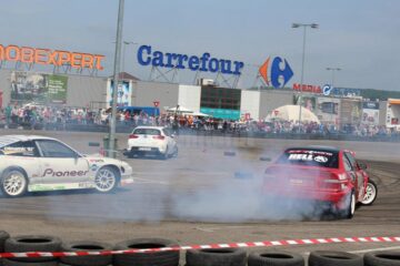 Manevre periculoase, mașini tunate, fum și adrenalină, în prima etapă a Campionatului Național de Drift