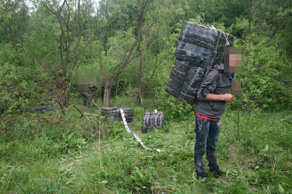 Țigările au fost ridicate în vederea confiscării, iar suspectul este cercetat pentru săvârșirea infracțiunilor de contrabandă în formă agravantă și trecere ilegală a frontierei de stat Țigările au fost ridicate în vederea confiscării, iar suspectul este cercetat pentru săvârșirea infracțiunilor de contrabandă în formă agravantă și trecere ilegală a frontierei de stat