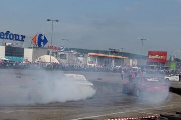 Manevre periculoase, mașini tunate, fum și adrenalină, în prima etapă a Campionatului Național de Drift