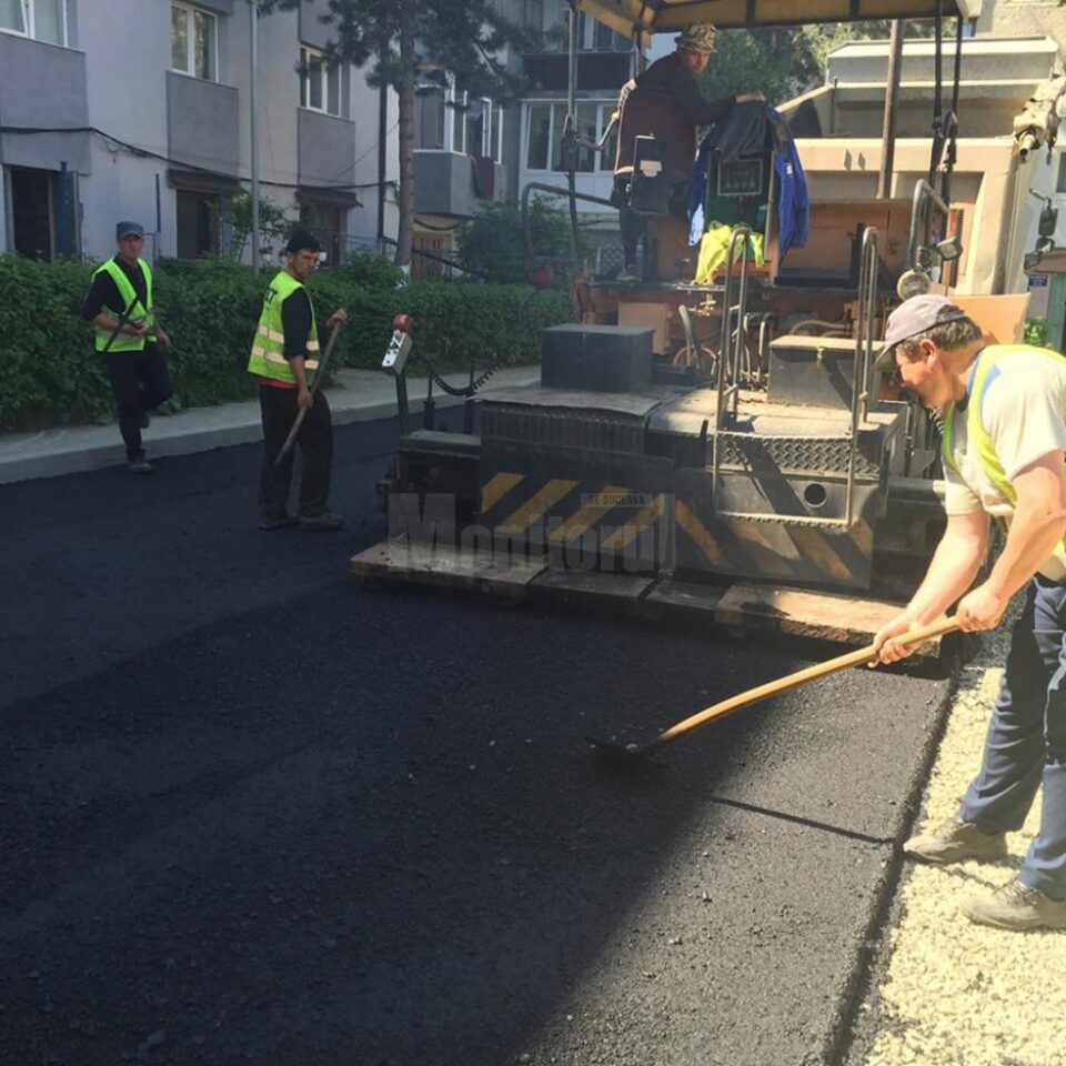 Locurile de parcare dintre blocuri, în Cuza Vodă I, au fost asfaltate