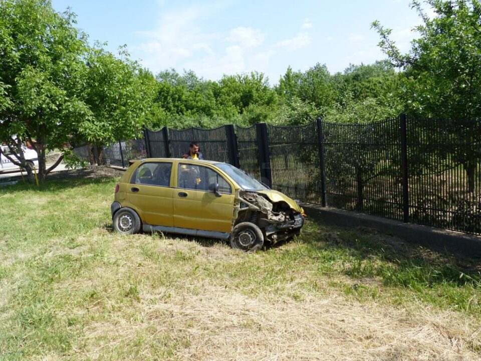 Un Matiz s-a răsturnat de mai multe ori pe DN 29, la intrarea în satul Plopeni dinspre Suceava