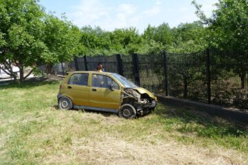 Un Matiz s-a răsturnat de mai multe ori pe DN 29, la intrarea în satul Plopeni dinspre Suceava
