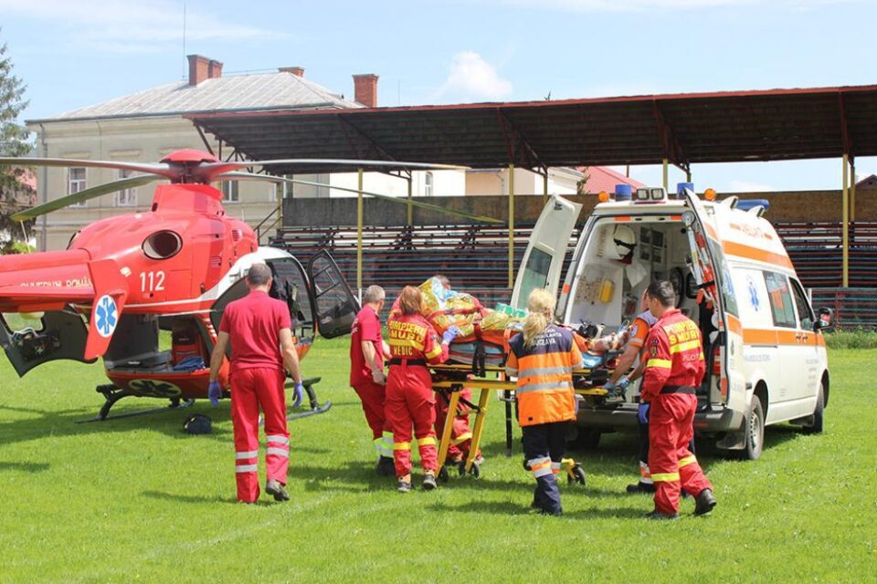 Pacientul a fost preluat de un elicopter SMURD de pe stadionul din Vatra Dornei