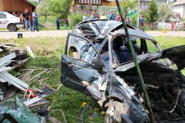 Cele două victime nu au avut nici o șansă de supraviețuire, fiind scoase decedate dintre fiarele contorsionate ale autoturismului
