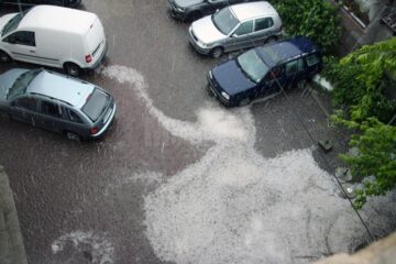 O furtună însoțită de grindină s-a abătut asupra unei bune părți din județ