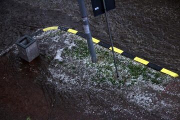 O furtună însoțită de grindină s-a abătut asupra unei bune părți din județ