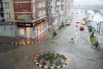 O furtună însoțită de grindină s-a abătut asupra unei bune părți din județ