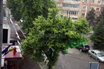 O furtună însoțită de grindină s-a abătut asupra unei bune părți din județ