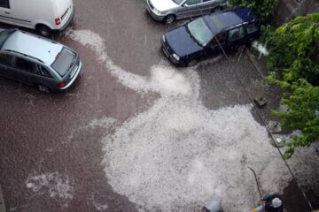 O furtună însoțită de grindină s-a abătut asupra unei bune părți din județ