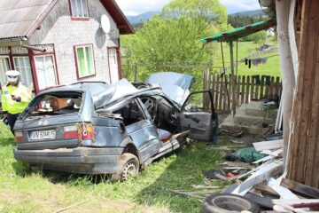 Cele două victime nu au avut nici o șansă de supraviețuire, fiind scoase decedate dintre fiarele contorsionate ale autoturismului