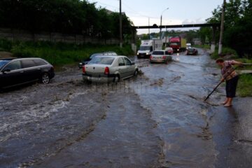 Drum inundat la Șcheia