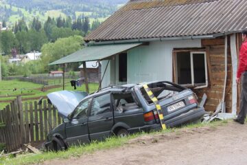 Cele două victime nu au avut nici o șansă de supraviețuire, fiind scoase decedate dintre fiarele contorsionate ale autoturismului