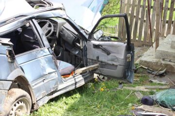 Cele două victime nu au avut nici o șansă de supraviețuire, fiind scoase decedate dintre fiarele contorsionate ale autoturismului