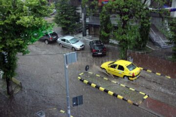 O furtună însoțită de grindină s-a abătut asupra unei bune părți din județ