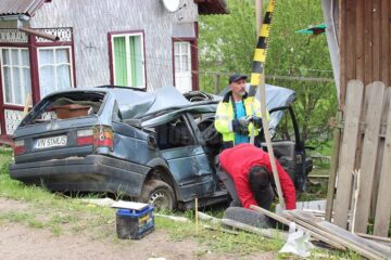 Cele două victime nu au avut nici o șansă de supraviețuire, fiind scoase decedate dintre fiarele contorsionate ale autoturismului