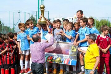 Micii fotbaliști de la Juniorul Suceava primesc trofeul din mâinile primarului din Cluj, Emil Boc