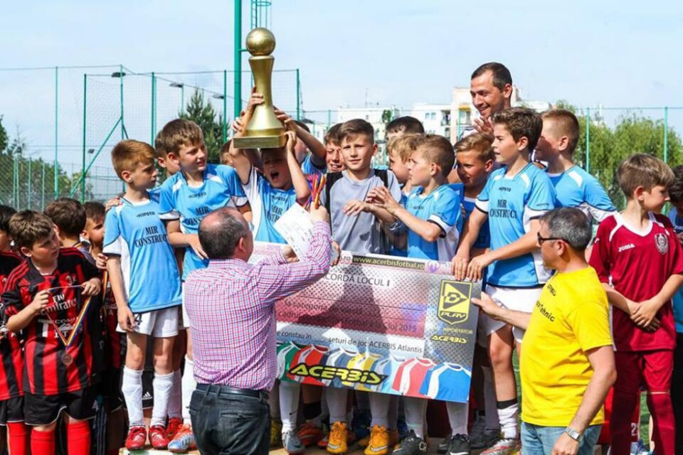 Micii fotbaliști de la Juniorul Suceava primesc trofeul din mâinile primarului din Cluj, Emil Boc Micii fotbaliști de la Juniorul Suceava primesc trofeul din mâinile primarului din Cluj, Emil Boc