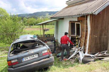 Cele două victime nu au avut nici o șansă de supraviețuire, fiind scoase decedate dintre fiarele contorsionate ale autoturismului