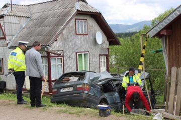 Cele două victime nu au avut nici o șansă de supraviețuire, fiind scoase decedate dintre fiarele contorsionate ale autoturismului