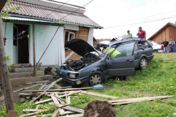 Cele două victime nu au avut nici o șansă de supraviețuire, fiind scoase decedate dintre fiarele contorsionate ale autoturismului