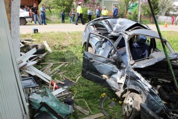 Cele două victime nu au avut nici o șansă de supraviețuire, fiind scoase decedate dintre fiarele contorsionate ale autoturismului