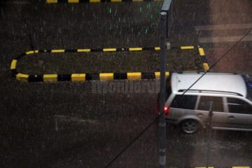 O furtună însoțită de grindină s-a abătut asupra unei bune părți din județ