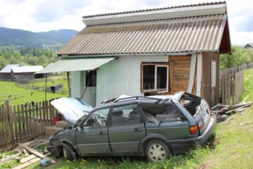 Cele două victime nu au avut nici o șansă de supraviețuire, fiind scoase decedate dintre fiarele contorsionate ale autoturismului
