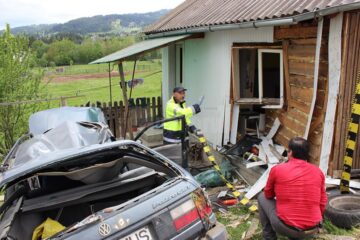 Cele două victime nu au avut nici o șansă de supraviețuire, fiind scoase decedate dintre fiarele contorsionate ale autoturismului