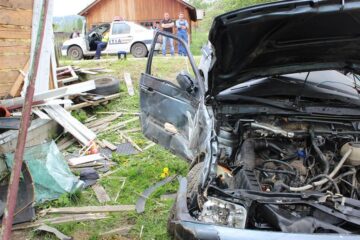 Cele două victime nu au avut nici o șansă de supraviețuire, fiind scoase decedate dintre fiarele contorsionate ale autoturismului