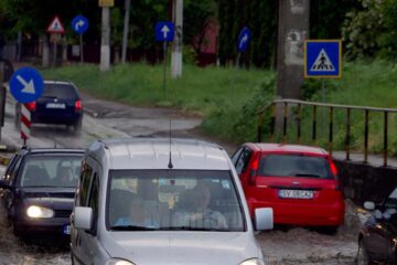 Drumul european E85 din zona Șcheia, de sub podul de cale ferată, transformat în iaz natural