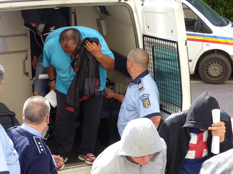 Dosarul care privește cele 29 de persoane acuzate de trafic de țigări s-a lăsat cu șase arestări și șapte soluții de control judiciar