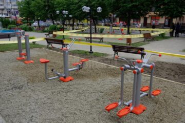 Aparatele de fitness fi montate în două parcuri din oraș - Parcul Copilului din cartierul Burdujeni și în Parcul Areni, din fața Universității