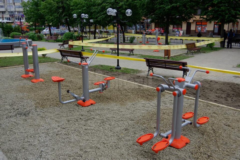 Aparatele de fitness fi montate în două parcuri din oraș - Parcul Copilului din cartierul Burdujeni și în Parcul Areni, din fața Universității